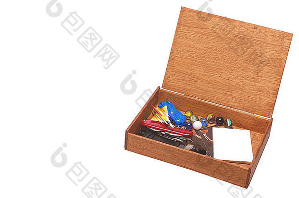 一个旧雪茄盒，里面装满了孩提时代的玩具和珍宝