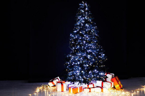 圣诞树与礼物灯花环新年12月