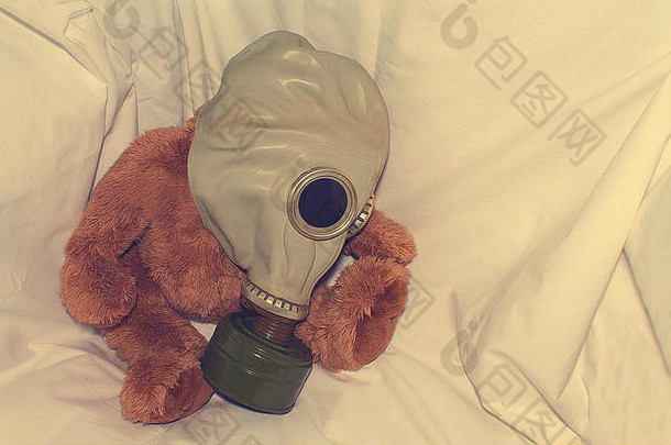 一个戴着防毒面具的玩具，作为保护儿童免受使用毒气、环境污染和国际纪念日的概念