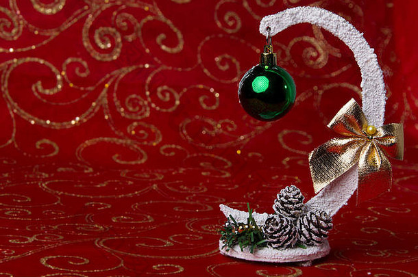 新年贺卡。圣诞树玩具。节日装饰。圣诞球和蛋筒