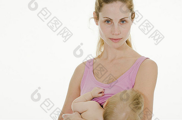 母亲用母乳喂养婴儿。