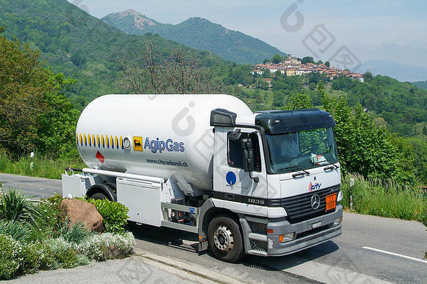 瑞士布伦诺——2005年5月20日：瑞士意大利部分马尔坎顿山谷公路上的加油车