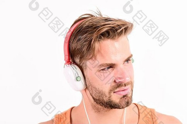 音乐迷概念。现代技术。购买音乐小工具。商店音乐配件小工具。戴上完美的音乐耳机。打折出售。男的家伙听音乐耳机白色背景。