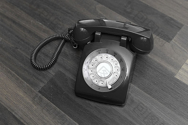 古董电话孤立的木地板上