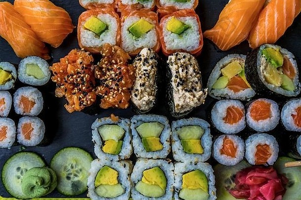 寿司套餐餐厅。黑色背景。日本寿司食品。健康食品。顶视图。食物套装。
