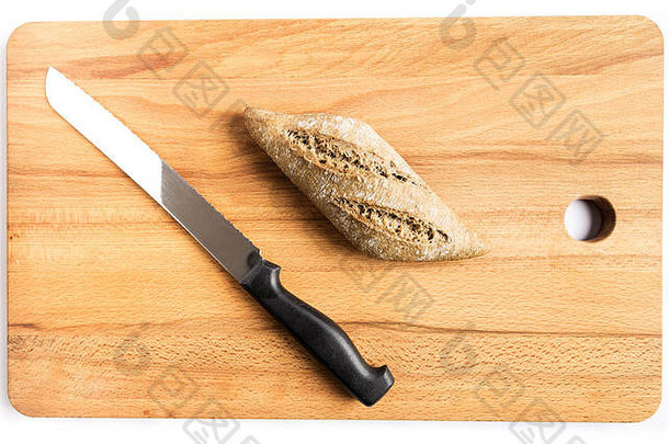一小块全麦面粉，在木板上的刀旁拉长