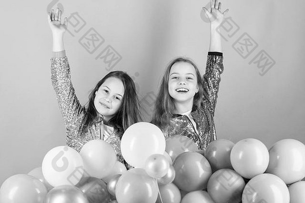 姐妹们组织家庭聚会。有趣的概念。气球主题派对。女孩们和小兄弟姐妹们靠近气球。生日聚会。幸福快乐的时刻。无忧无虑的童年。开始这个聚会。