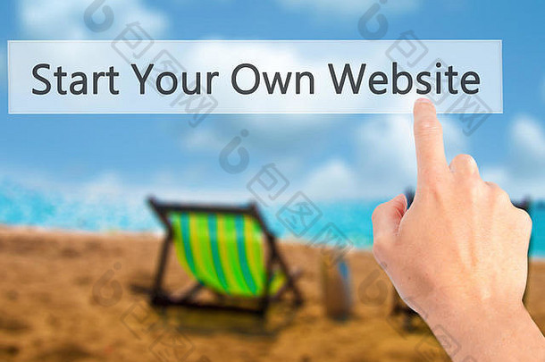 开始你自己的网站-手按按钮模糊的背景概念。商业、技术、互联网概念。库存照片