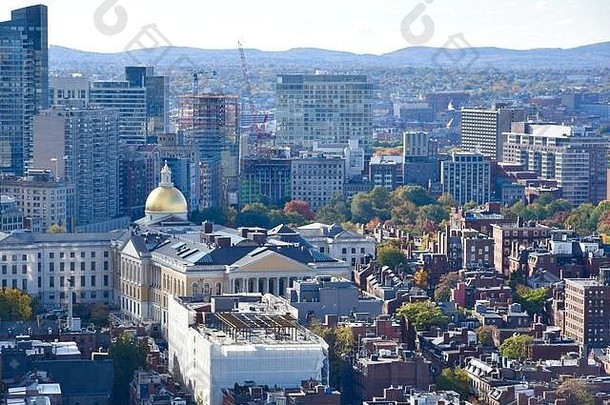美国马萨诸塞州波士顿市比肯山上马萨诸塞州政府大楼的金色圆顶，与波士顿市中心的天际线相对