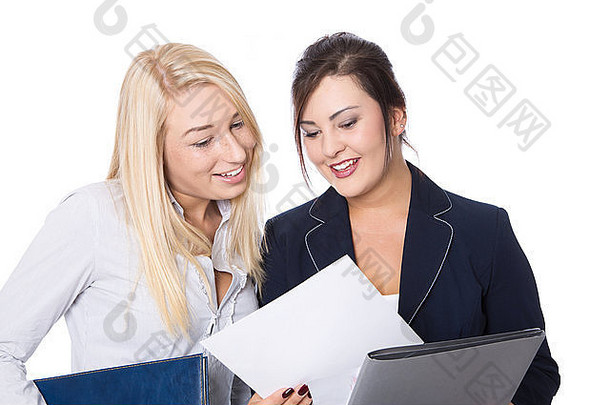 两位面带微笑的年轻女商人看着一份白皮书。