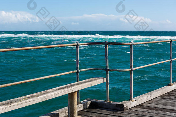 2018年9月6日，诺阿隆加港码头上的长椅，俯瞰南澳大利亚的<strong>波涛</strong>汹涌的大海和<strong>礁石</strong>