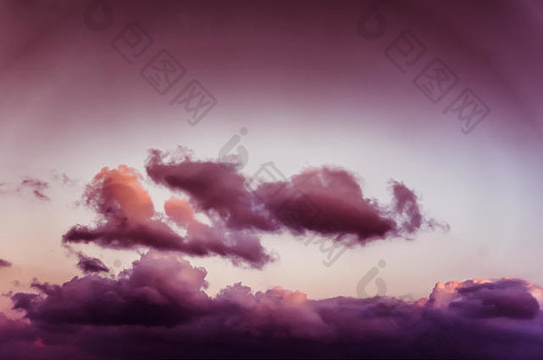 从飞机窗口可以看到美丽的景色，紫色的粉红色的云和粉红色的天空在地平线上。