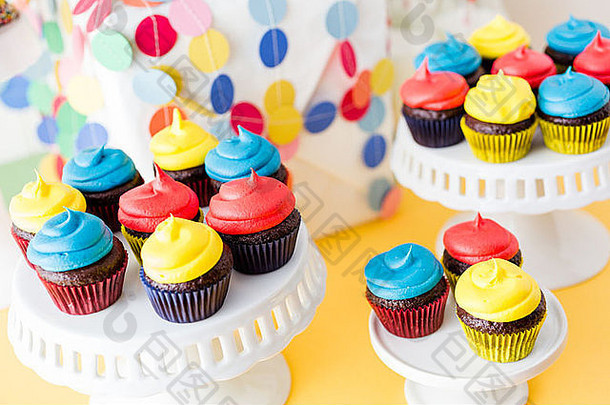 为孩子们的生日派对庆祝而准备的五颜六色的糖果。