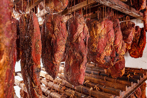 烟熏猪肉切工厂大量使钩子肉吸烟室