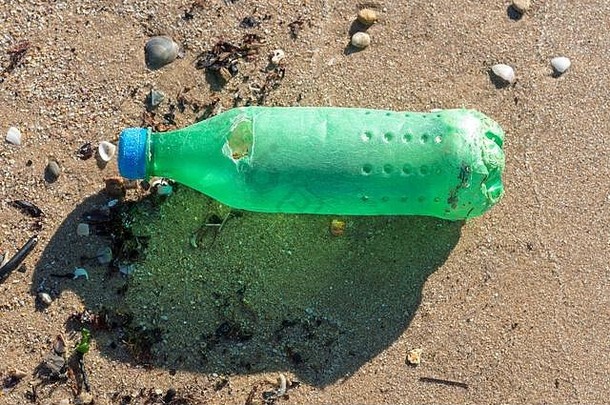 美丽的沙滩上有塑料垃圾。