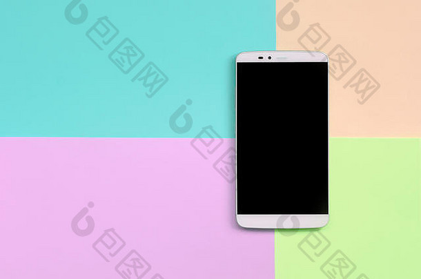 现代智能手机，黑色屏幕，纹理背景为时尚柔和的粉色、蓝色、珊瑚色和石灰色纸张，概念简约。
