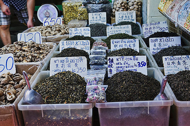 泰国曼谷唐人街一个湿漉漉的市场里的<strong>干</strong>种子、水果、蔬菜和<strong>蘑菇</strong>
