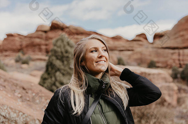 年轻美丽的现代白人女子在前往美国红岩公园时微笑着，在州立公园的自然环境中