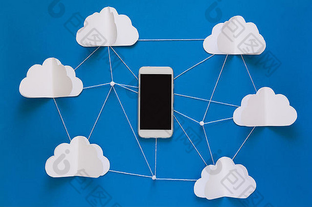 网络连接和云存储技术概念。数据通信和云计算网络概念。智能手机在纸云上飞行。