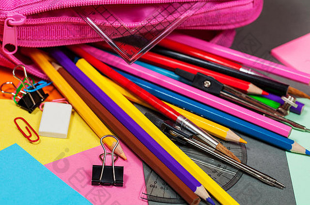 着色铅笔指南针溢出粉红色的铅笔情况下桌子上前