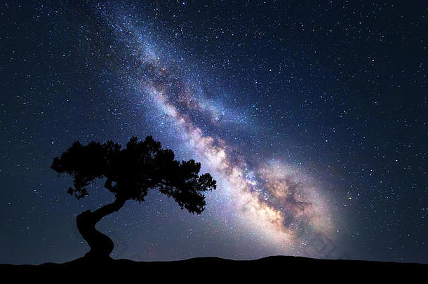 银河，山上只有一棵老树。五彩<strong>缤纷</strong>的银河夜景，<strong>夏日</strong>星空群山。空间背景