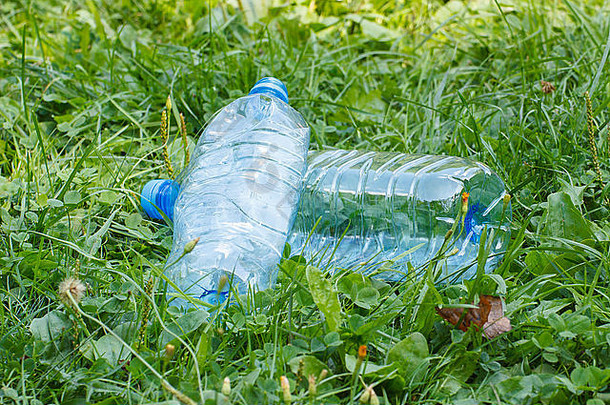 塑料瓶矿物水草阳光明媚的公园概念环境保护乱扔垃圾环境