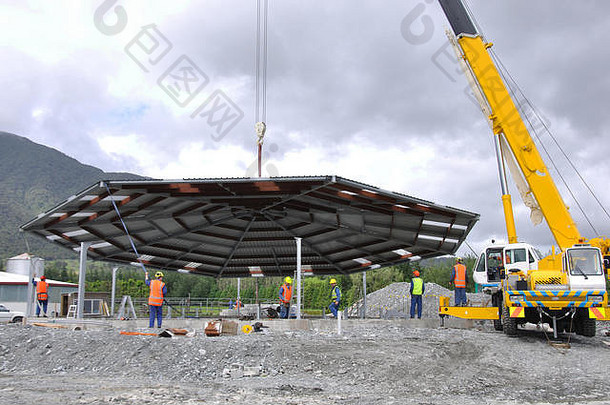 一台70吨重的起重机将屋顶吊到新西兰韦斯特兰的一家新奶牛场上