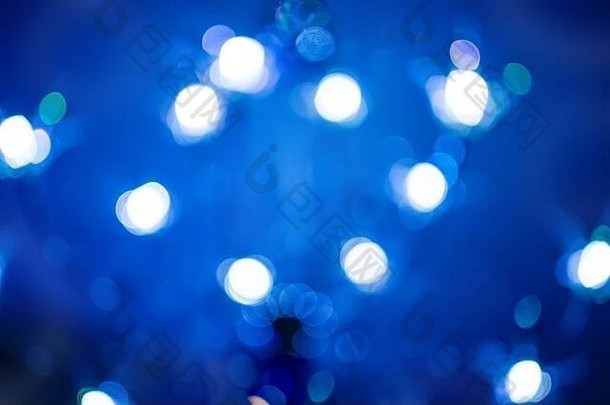 蓝色和白色抽象背景，<strong>模版</strong>有模糊的未聚焦波基光。自然蓝色高光设计解决方案。
