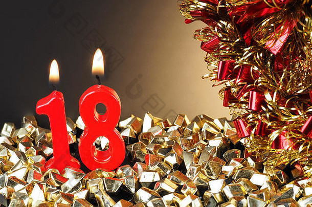 生日或周年纪念的抽象背景。显示18号的红蜡烛