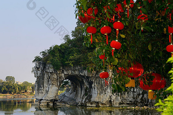 桂林漓江象鼻山公园水月洞树上的红色国庆灯笼