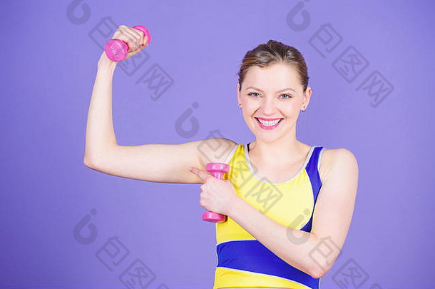 有些人梦想目标。强壮的肌肉和力量。快乐女子杠铃训练。运动型女子在健身房训练。运动哑铃设备。运动健身。健康饮食。成功