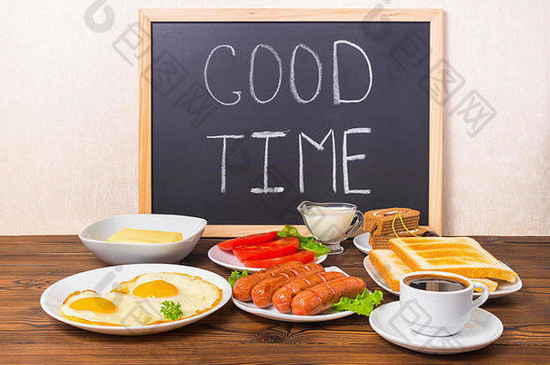 概念早餐手写的文本好时间黑板上设置食物产品木背景