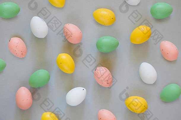 色彩斑斓的复活节鸡蛋灰色背景