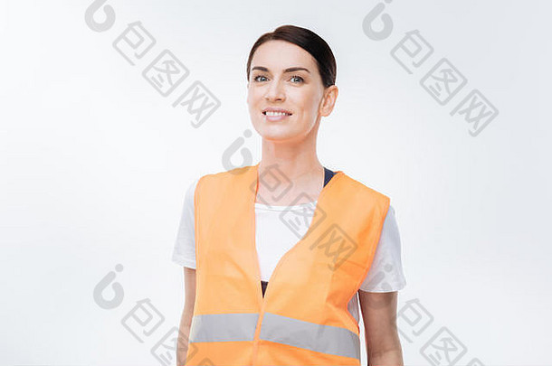 吸引人的女工程师穿橙色背心