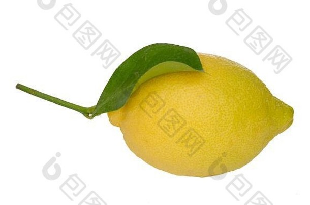 单瓣未经的成熟柠檬，绿色叶子，白色背景