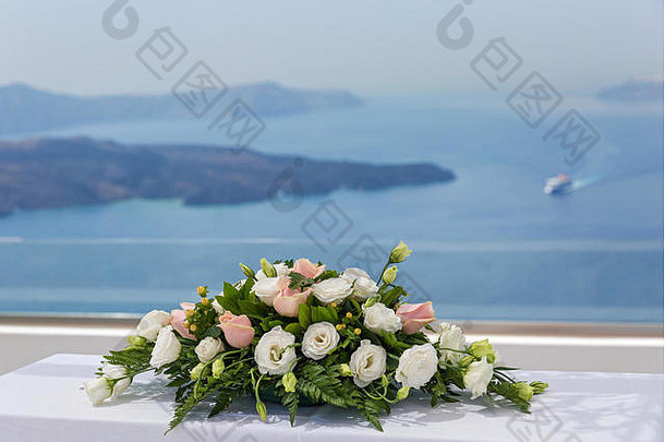海滩上婚礼的桌子和装饰品。希腊，圣托里尼。