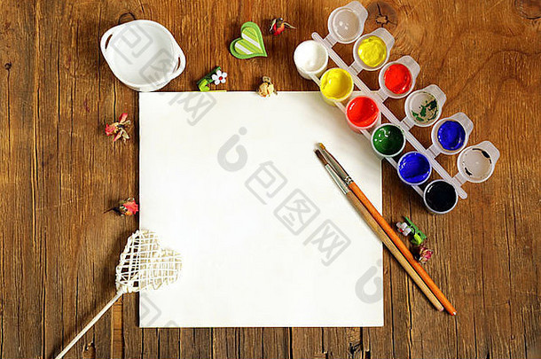 油漆套装-旧木桌上的刷子、油漆（水粉）