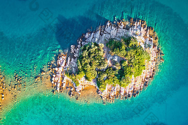 孤独的地中海石头岛鸟瞰图，克罗地亚扎达尔群岛
