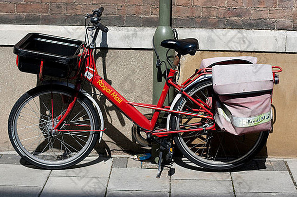 英国，伦敦，一辆拴在柱子上的皇家邮政自行车。