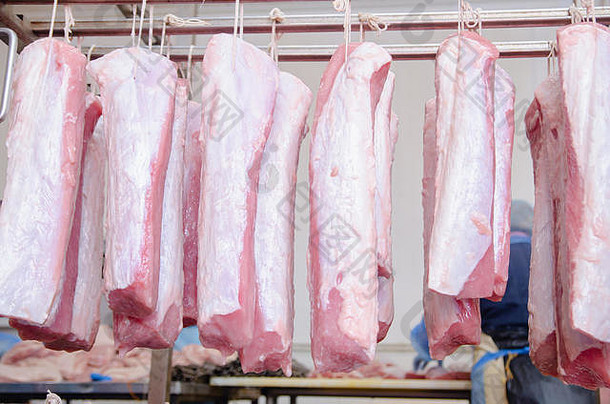 猪肉烟熏美食生产线。香肠产品的工业。肉制品熏房。