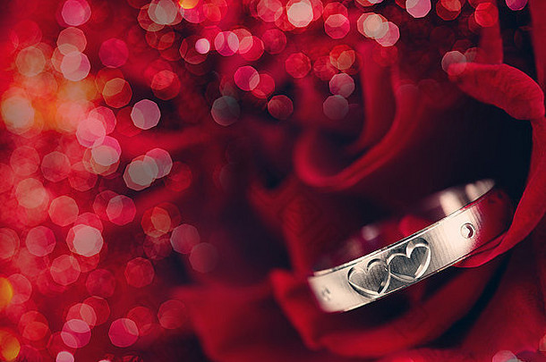 玫瑰花瓣上刻有心形图案的戒指。