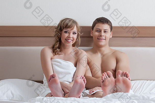 快乐有吸引力的夫妇坐着床上特写镜头