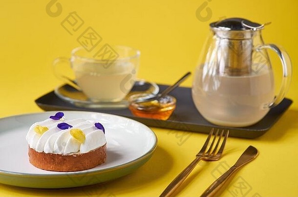 黄色背景的柠檬派和茶。传统的法国甜蛋糕。美味，令人垂涎三尺，柠檬奶油甜点。拷贝空间
