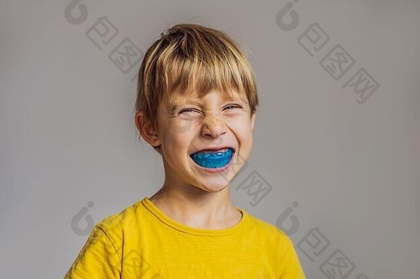 六岁男孩展示了肌肉功能训练器。有助于平衡牙齿生长，纠正咬合，养成口腔呼吸习惯。修正位置