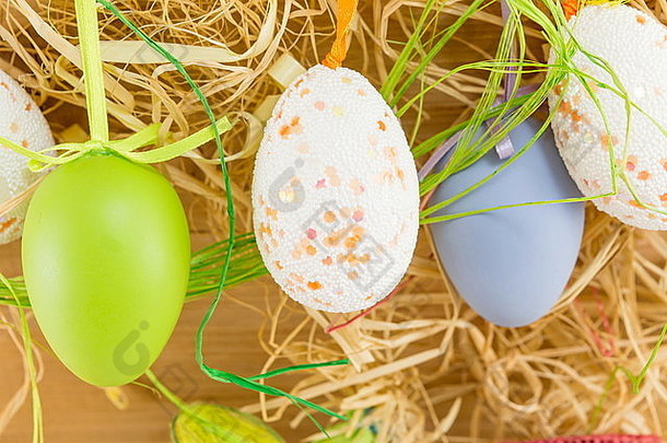 复活节彩蛋挂在五颜六色的绳子上