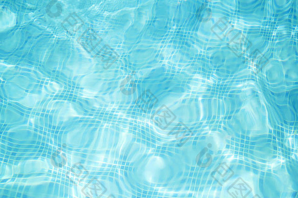 抽象游泳池中的蓝色水，底部有马赛克图案