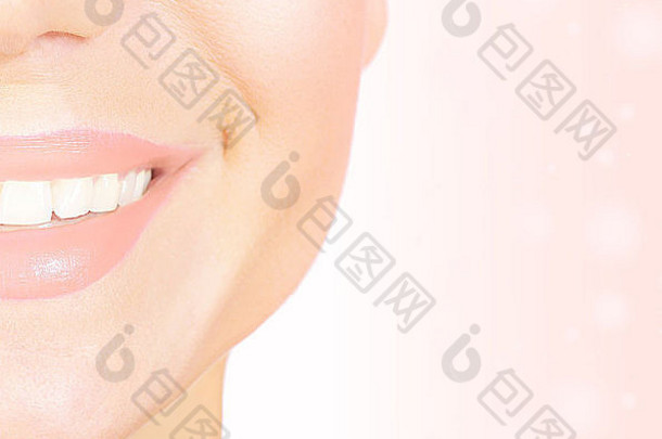 完美的微笑白色健康的牙齿特写镜头美丽的女脸牙科护理概念