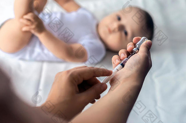 医生接种<strong>疫苗</strong>新生儿婴儿男孩孩子的免疫接种孩子们的<strong>疫苗</strong>接种医学健康概念