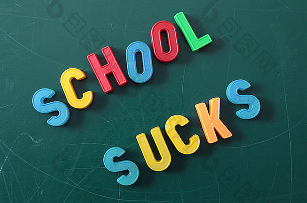 黑板上的几个五颜六色的字符构成了“学校糟糕透顶”一词。