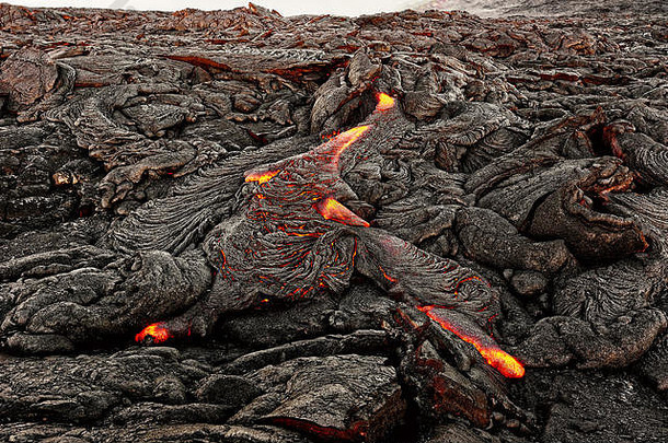 熔岩流出现地球列流黑色的火山景观天空显示日光位置夏威夷大岛
